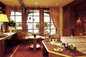 奥特罗特城堡酒店的一间卧室配有一张床和一张桌子,上面有食物