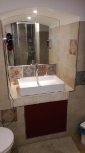 焦维纳佐B&b il castello的浴室设有白色水槽和镜子