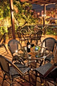 圣地亚哥洛斯卡巴霍德帕花园酒店的夜晚在庭院里摆放着玻璃桌子和椅子