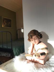 聚滕达尔Chalet Sint Barbara的坐在床上的女人的雕像