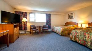 怀特霍斯小镇山脉酒店的酒店客房设有两张床和一台平面电视。