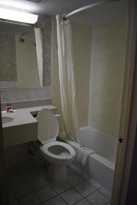 大西洋城速8大西洋城酒店的浴室配有卫生间、盥洗盆和浴缸。