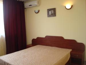艾福雷诺德特拉酒店的一间卧室配有一张床、一个梳妆台和一扇窗户。