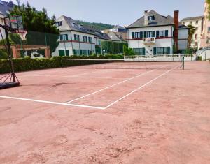 比韦罗Covas Seabreeze Cottage的网球场,上面有网