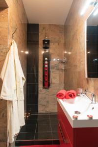 Romantický wellness suite hotel Heinz的一间浴室