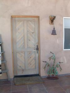 朱利安Kokopelli's Hideaway的隔壁一间种植植物的房间的门