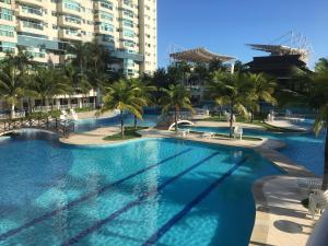 里约热内卢Apartamento Bora Bora的一座棕榈树和建筑的大型游泳池
