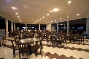 热浪岛热浪岛湾度假酒店的用餐室设有桌椅和窗户。