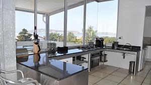 普利登堡湾Beachy Head 61的带台面和大窗户的厨房