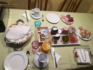 马拉加Como en casa的桌子,盘子和餐具,蛋糕