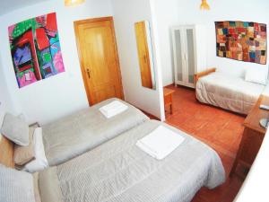 桑蒂蓬塞Casa junto a Itálica的小房间设有两张床和镜子