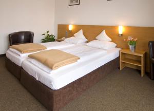 蒂罗尔-基希贝格布瑞特酒店的一张大床,里面有两个枕头