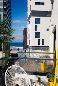 特拉维夫Brown Beach House Tel-Aviv, a member of Brown Hotels的享有海滩美景的阳台