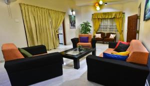 希克杜沃Villa Hikka 08的客厅配有两张沙发和一张咖啡桌