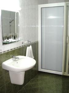 班基雅德鲁日巴酒店 的浴室配有白色水槽和淋浴。