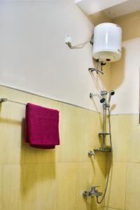 希克杜沃Villa Hikka 08的浴室墙上挂着红色毛巾