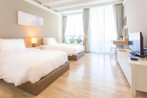 慕斯普莱利山度假酒店的酒店客房设有两张床和一台平面电视。