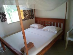 杉祖Ashari Hotel的一间卧室配有两张双层床。