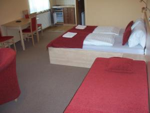 米库洛夫尤罗旅馆的酒店客房带一张床、一张桌子和椅子