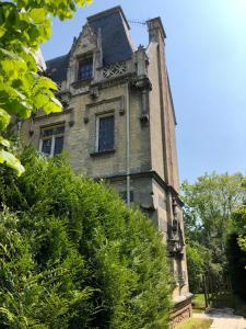 多维尔Deauville centre, plage, casino et hippodrome的一座古老的石头建筑,设有钟楼