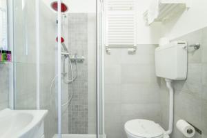 瓦拉泽瓦拉泽斯波特酒店的带淋浴、卫生间和盥洗盆的浴室
