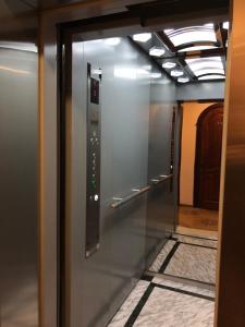 基辅Zhuliany City Hotel的走廊上设有玻璃门的电梯