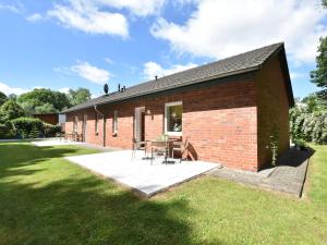 克吕茨Farm holiday home in Damshagen with garden seating and sauna的砖砌建筑,配有桌椅