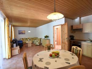 克吕茨Farm holiday home in Damshagen with garden seating and sauna的厨房以及带一碗水果的桌子的客厅。