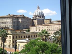 罗马Rome Aparts的从窗户可欣赏到Vatican的景色