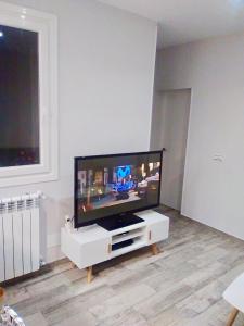 马德里Apartamento estilo nórdico en Malasaña (Madrid Centro)的客厅配有大屏幕平面电视