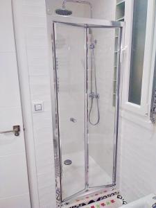 马德里Apartamento estilo nórdico en Malasaña (Madrid Centro)的浴室里设有玻璃门淋浴