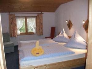 巴特欣德朗Haus Edelweiß的一间卧室配有一张木架大床