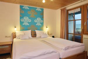 巴特欣德朗Haus Sonnenruh的一间卧室配有一张白色大床和蓝色的墙壁