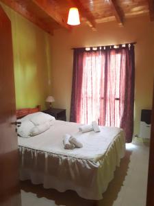 马拉圭Departamentos San Expedito的一间卧室配有一张床,上面有两条毛巾