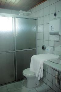 塞古罗港绿谷酒店的带淋浴、卫生间和盥洗盆的浴室