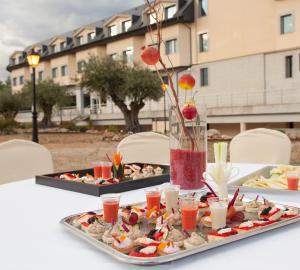科利亚多·比利亚尔瓦FC尔瓦别墅酒店的桌子上放着两盘食物