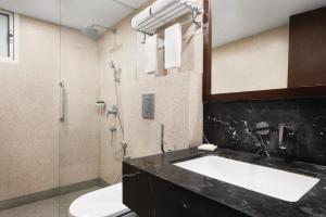 加尔各答Howard Johnson by Wyndham, Kolkata Airport的一间带水槽和淋浴的浴室