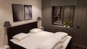 萨伦Fjällhem的一间卧室配有带白色床单和枕头的床。