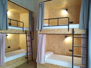 ChurrianaWelcome Hostel的宿舍内一间设有三张双层床的客房