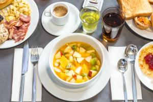里斯本里斯本帝国酒店的饭桌上放一碗汤和盘子