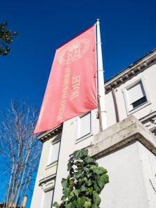 罗马玛格丽塔女王酒店的建筑物一侧的红旗