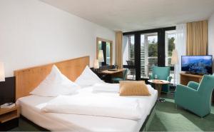 巴特梅根特海姆根特海姆贝斯特韦斯特精品花园酒店的酒店客房,配有一张床、一张桌子和椅子