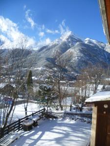 若西耶Maison familiale des Gueyniers的享有远处雪山的景色