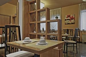 福萨诺罗曼尼西欧酒店的一间带桌椅的用餐室