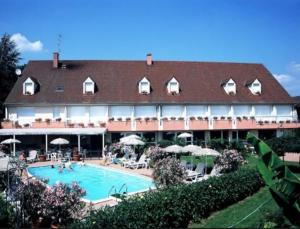 BuxyLes Songes de Buxy的大型酒店前方设有游泳池