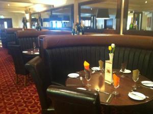塔尔伯特港布兰科酒店的餐厅内带桌椅的用餐室