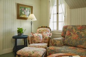 斯托克布里奇红狮旅馆的客厅配有沙发和椅子
