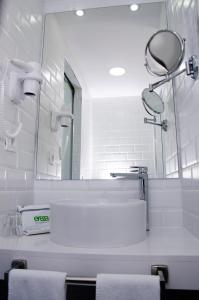 卡勒达德福斯特Hotel Ereza Mar - Adults Only的白色的浴室设有水槽和镜子