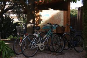 圣罗兰度瓦Villa Calliste的停在大楼旁边的一群自行车