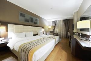 伊斯坦布尔肯特酒店的酒店客房设有一张大床和一张书桌。
